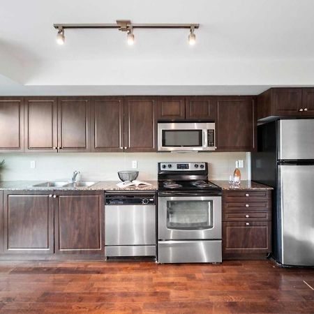 Cn Tower View With Free Parking, Pool, & More Amenities Торонто Екстериор снимка