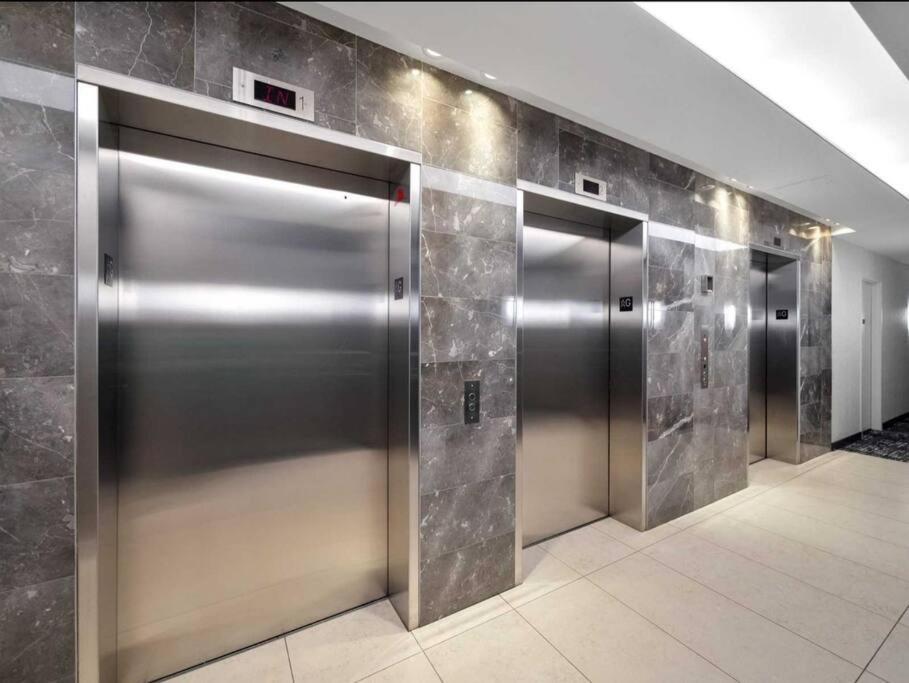 Cn Tower View With Free Parking, Pool, & More Amenities Торонто Екстериор снимка