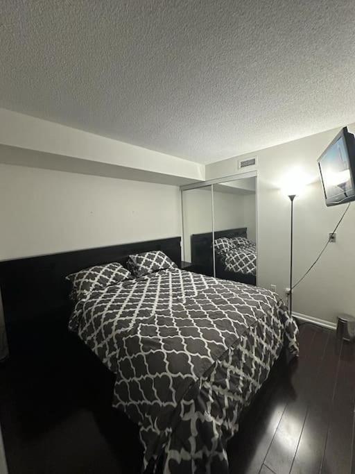 Cn Tower View With Free Parking, Pool, & More Amenities Торонто Екстериор снимка