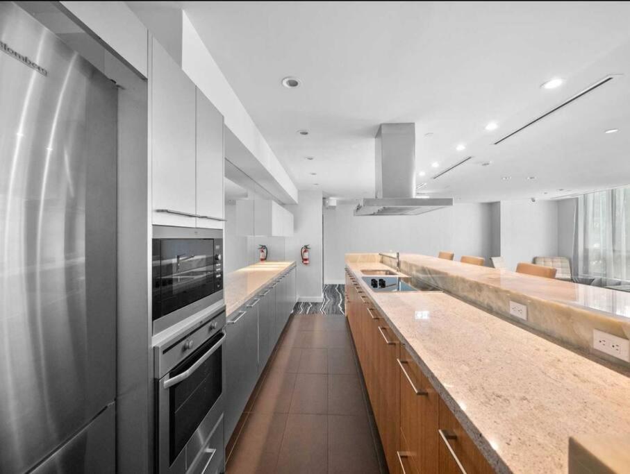 Cn Tower View With Free Parking, Pool, & More Amenities Торонто Екстериор снимка