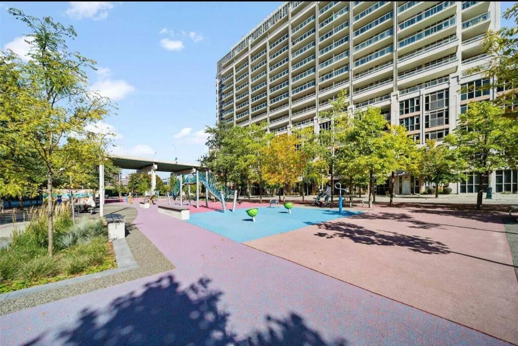 Cn Tower View With Free Parking, Pool, & More Amenities Торонто Екстериор снимка