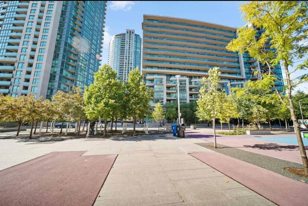Cn Tower View With Free Parking, Pool, & More Amenities Торонто Екстериор снимка