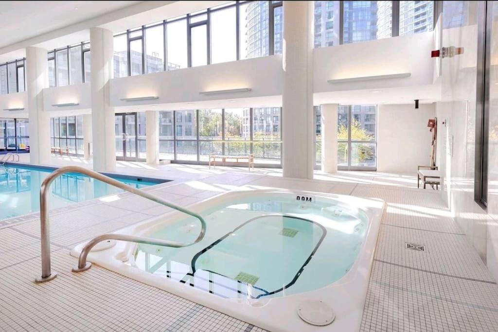 Cn Tower View With Free Parking, Pool, & More Amenities Торонто Екстериор снимка