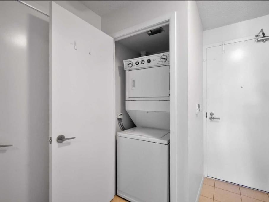 Cn Tower View With Free Parking, Pool, & More Amenities Торонто Екстериор снимка